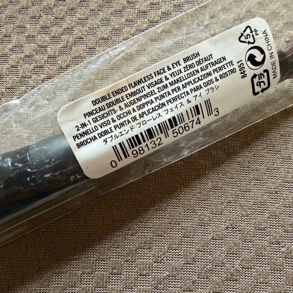 Bare Minerals Cosmetic Brushes. Flawless Face; Double Ended, Supreme Finisher. - Picture 7 of 14